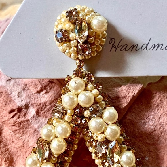 🌺🎉HP🎉🌺 NWT Deepa Gurnani Pearl & Crystal Hoop Chandeliers - Picture 13 of 16